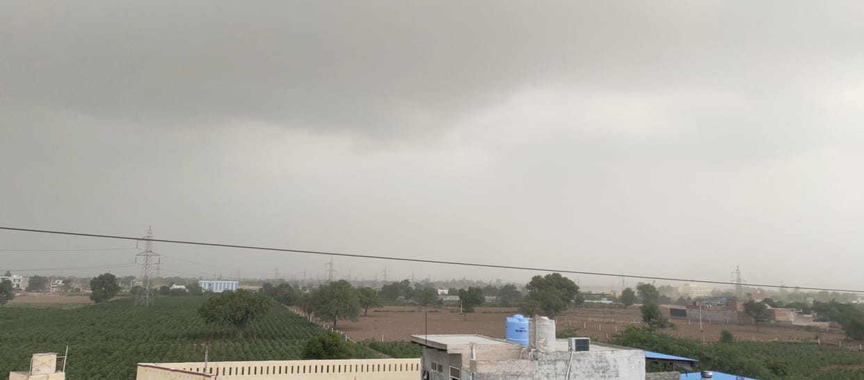 Clouds remained in the sky, maximum temperature increased by two degrees