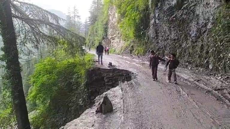 Chaupal-Shimla main road blocked in Chandni drain near Deha
