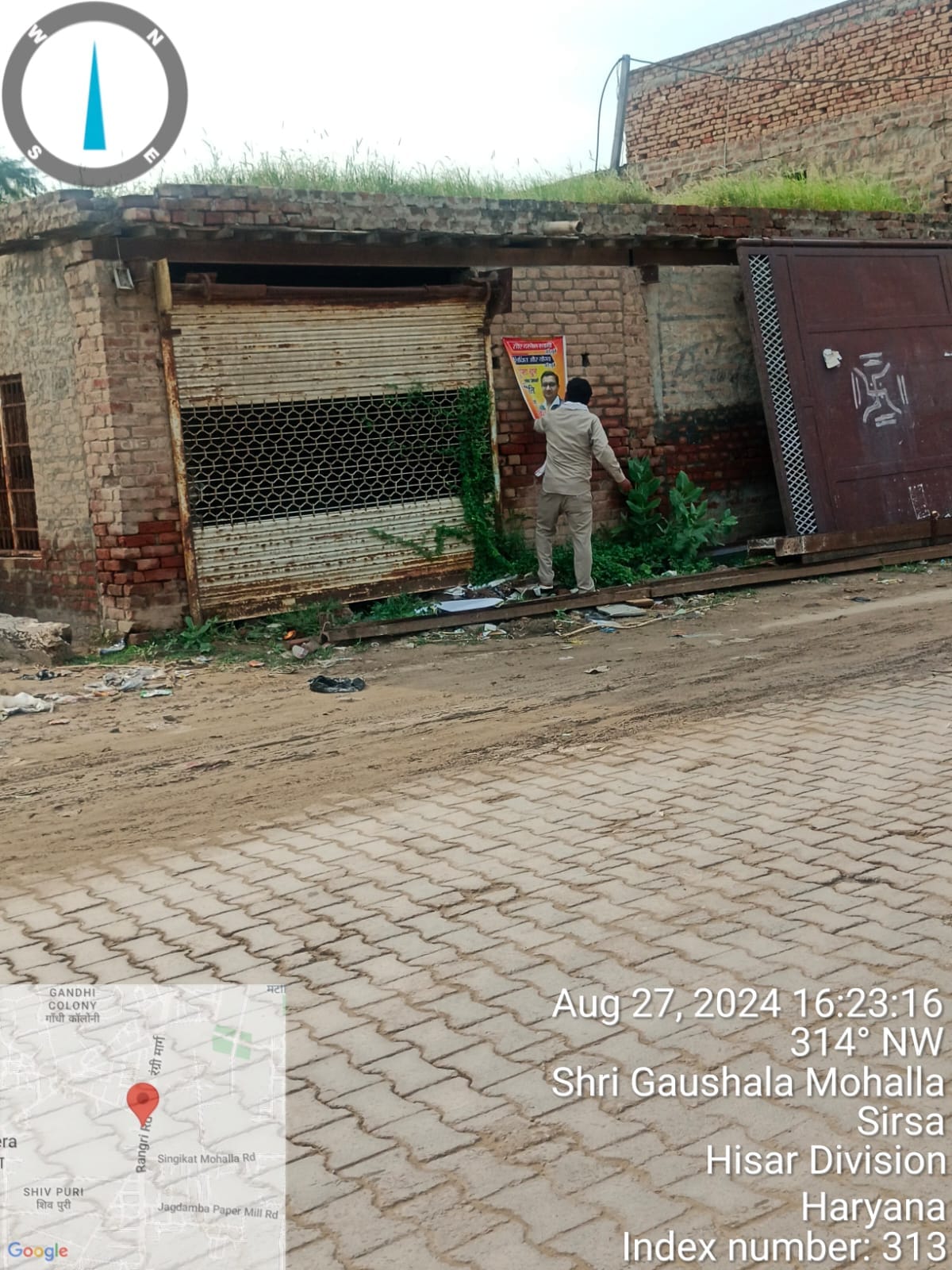 Unloading election campaign material from the city has become a problem for the administration.