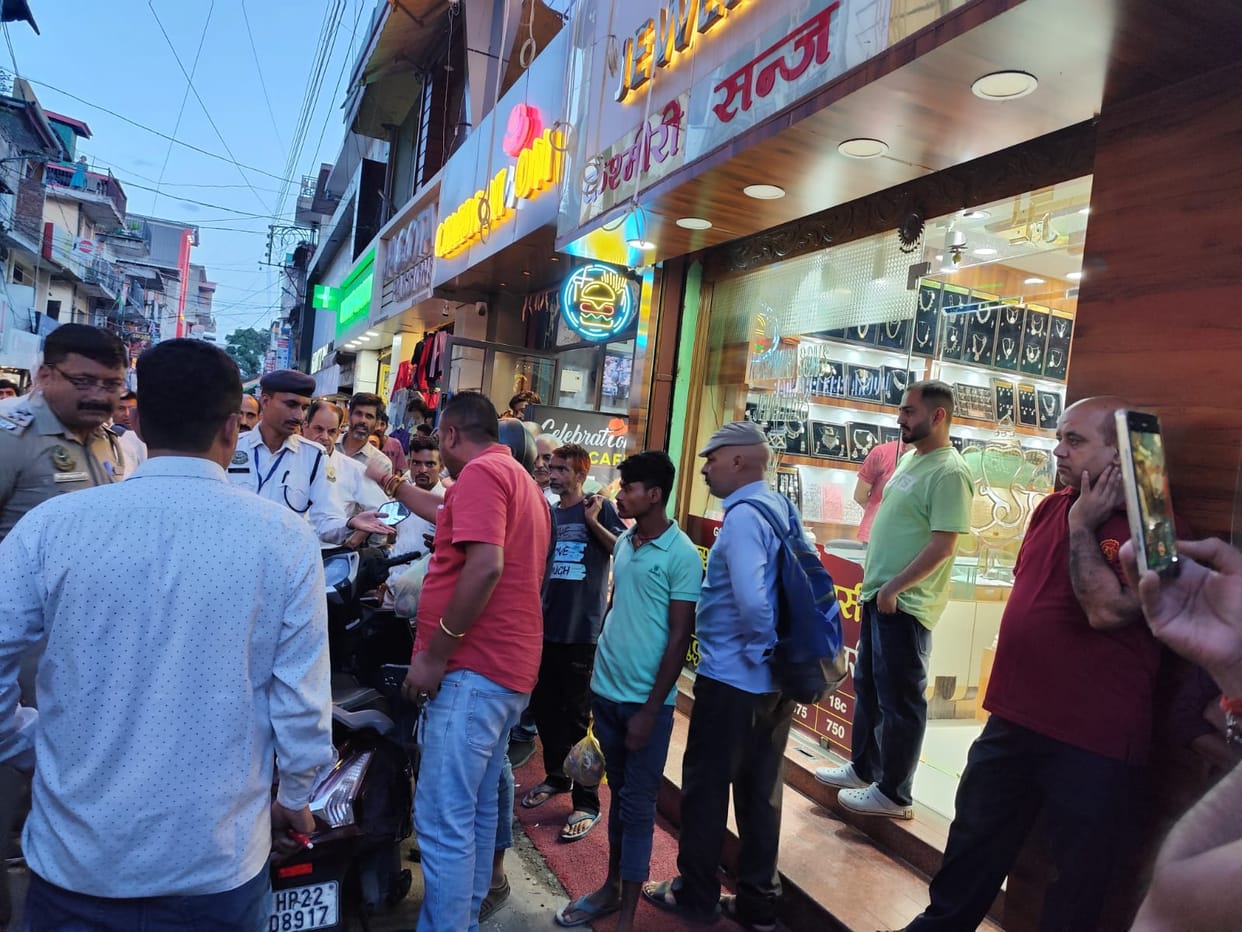 Driver caught taking shortcut from Kashmiri street, commotion