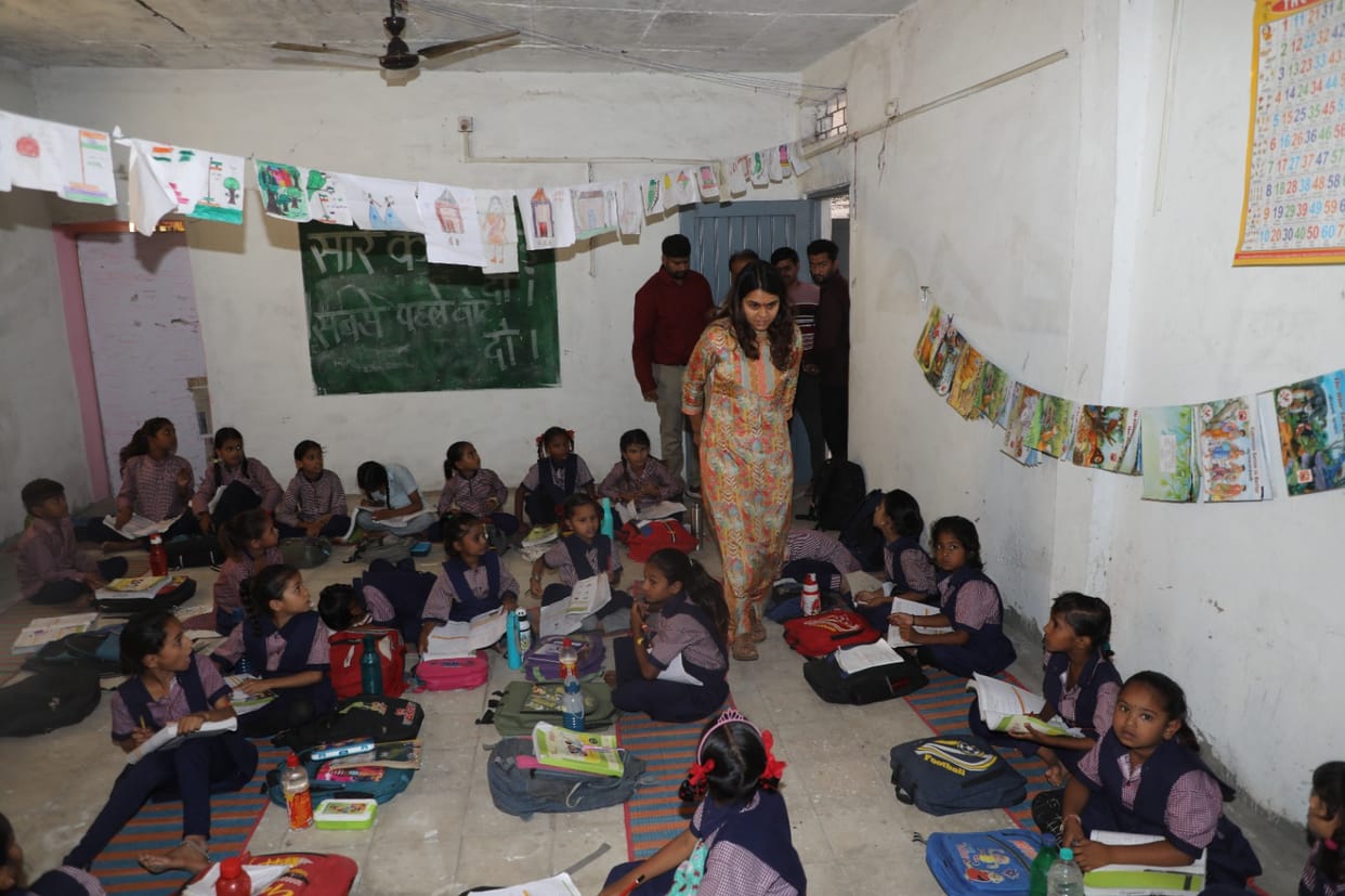 teacher Bani collector vidyarthiyon se padhvai kitab