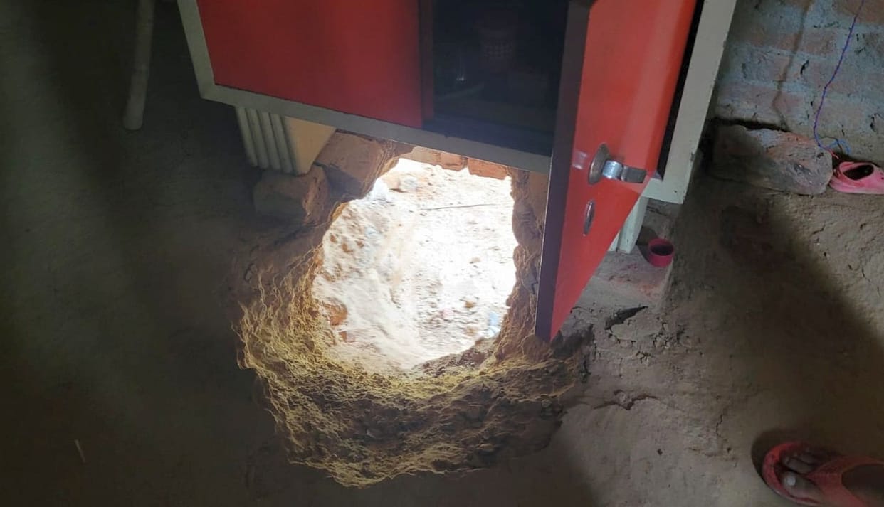 They entered by digging a pit under the wall and took away goods worth five lakhs.