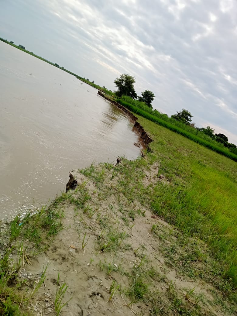 Ghaghra river targets 10 houses... villagers demolishing houses themselves