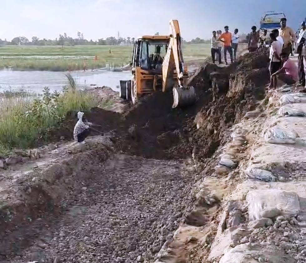 Traffic stopped on Nighasan route, goods vehicles taken out from Bhira route.