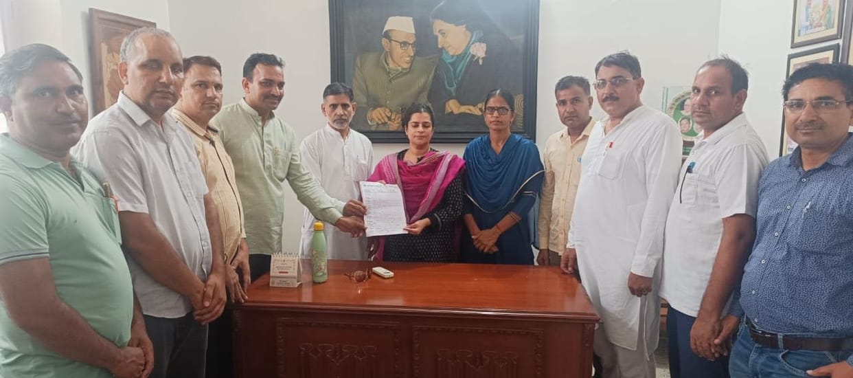 Haryana Primary Teacher Association handed over demand letter to MP Kiran Chaudhary
