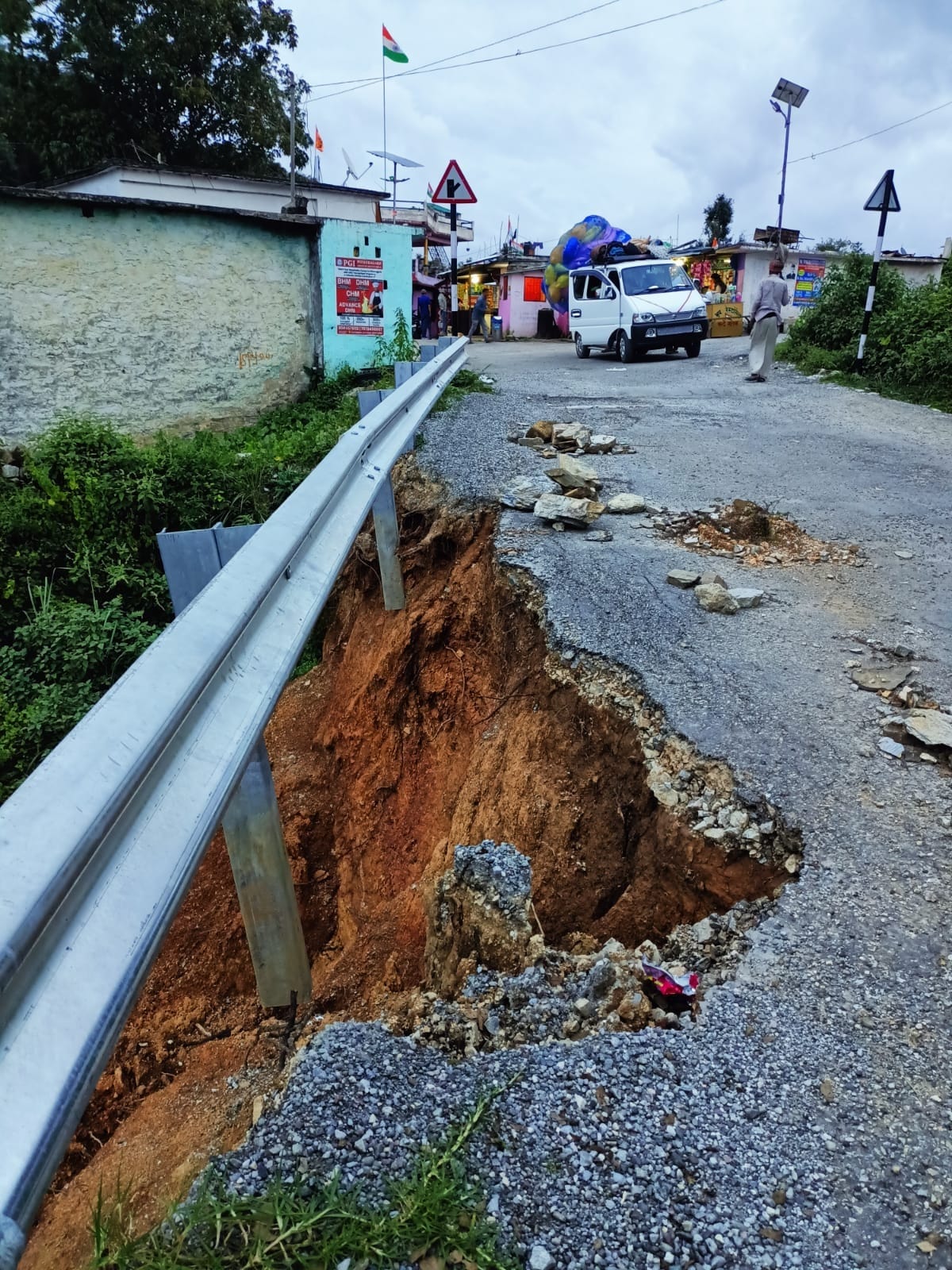 23 motorways in the district closed due to torrential rains