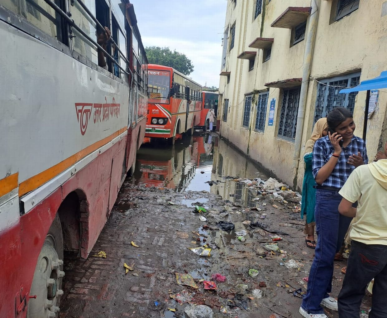 Buses are parked on the road instead of the stand, pedestrians troubled by traffic jam