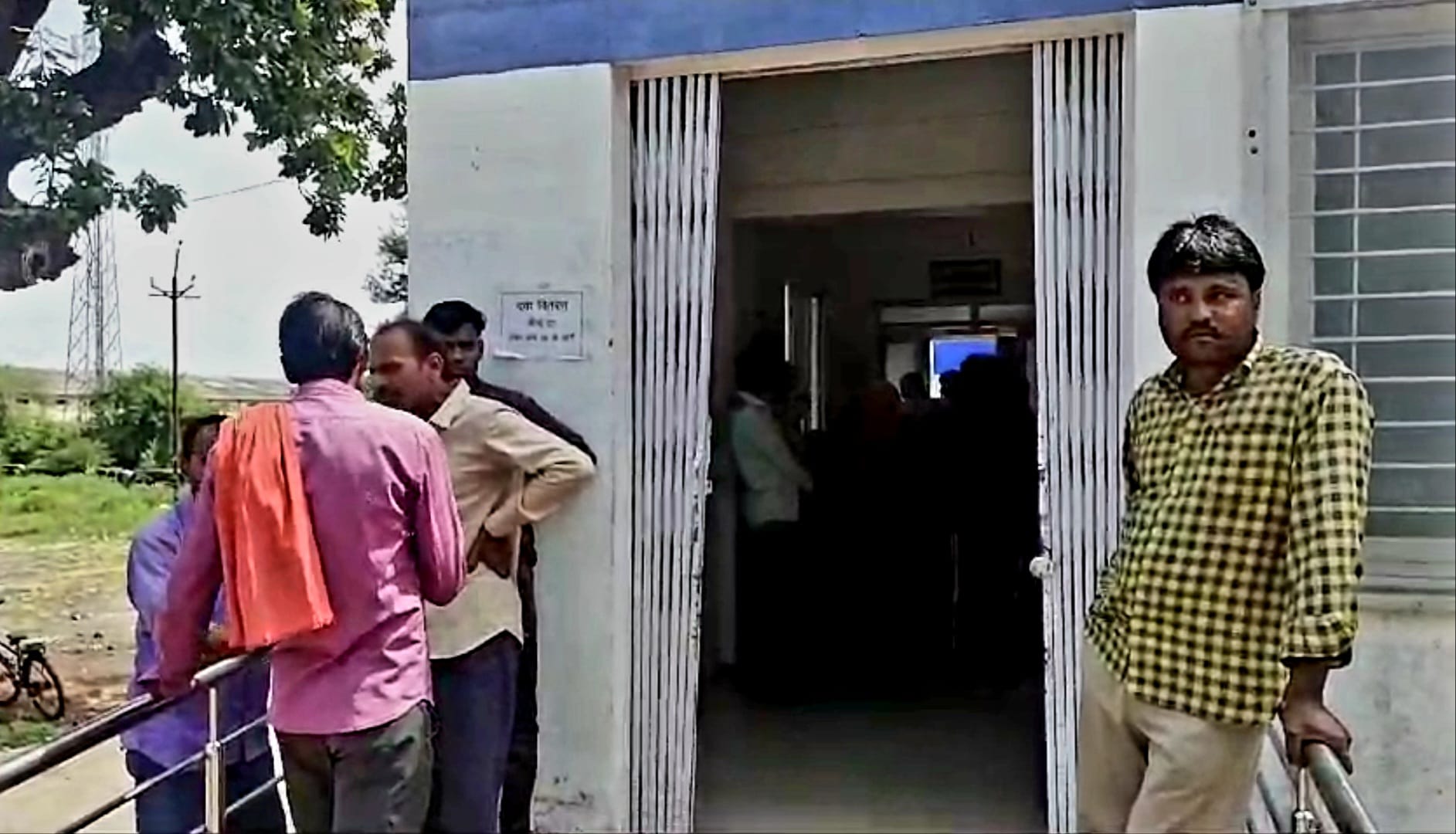 घायल किसान के परिजन