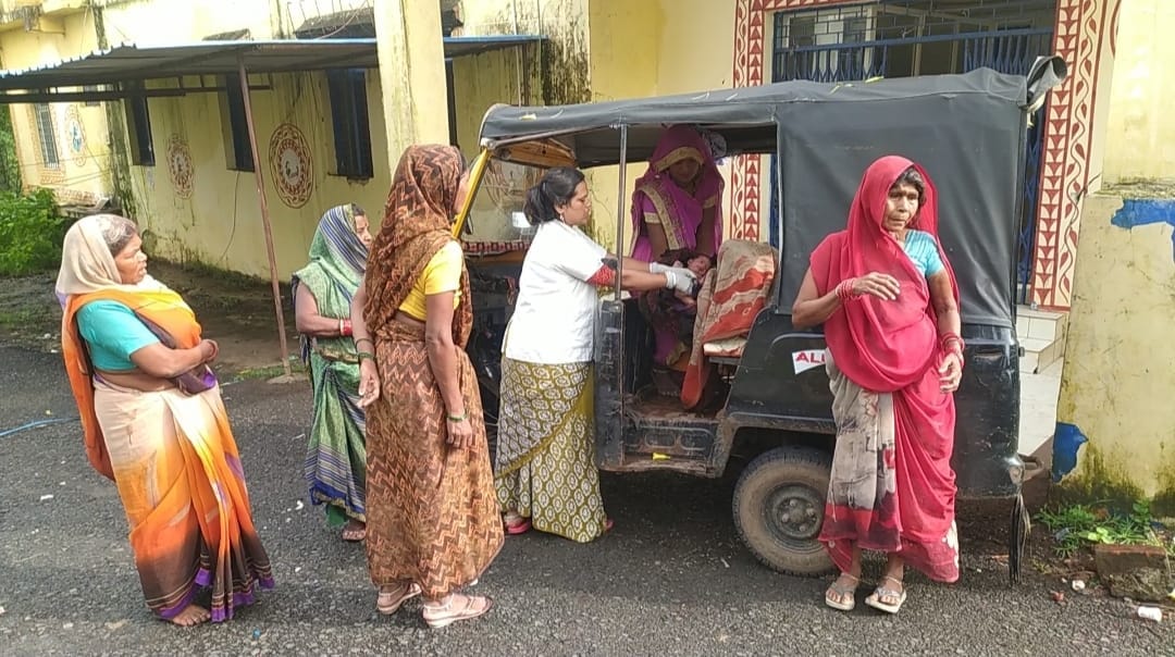 108 Janani Express ambulance driver who did not take the pregnant woman was dismissed from service