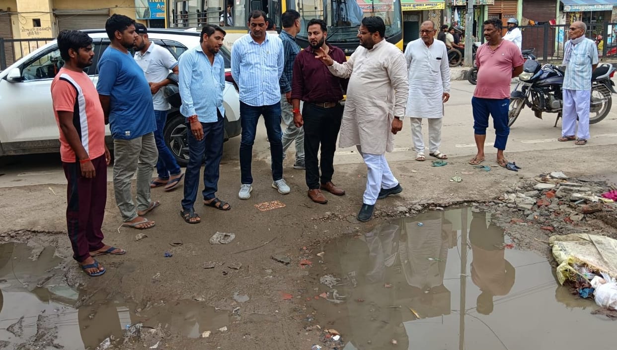 Employees were reprimanded for finding garbage, JCB was called on the spot and garbage was collected