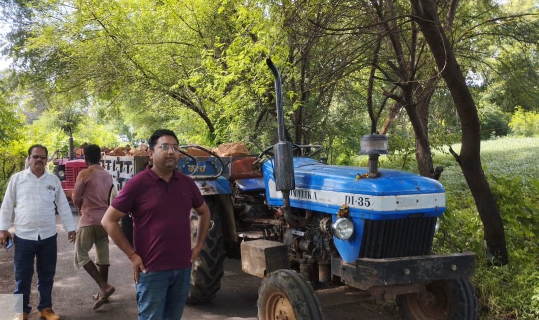Damoh Ranger in civil dress in a rented car caught two tractors filled with illegal stones
