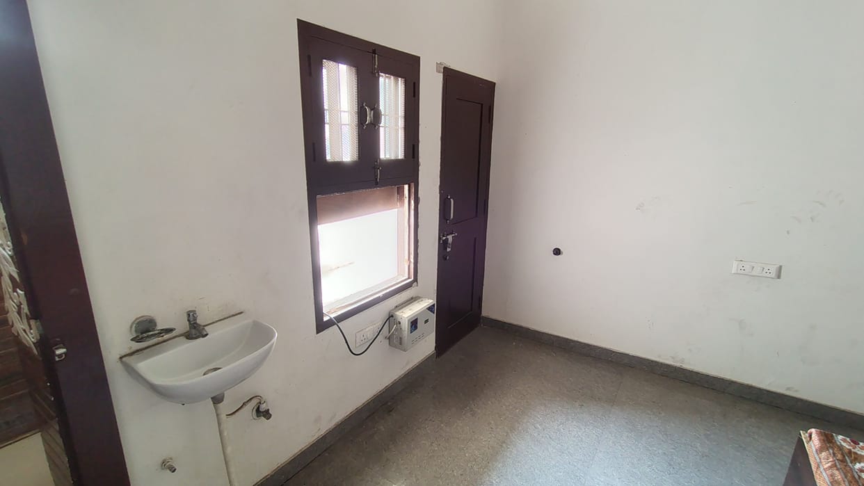 Thieves opened AC after booking two rooms in Dharamshala