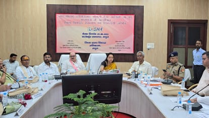 अधिकारियों और जनप्रतनिधियों के साथ बैठक करतीं सांसद हेमामालिनी
