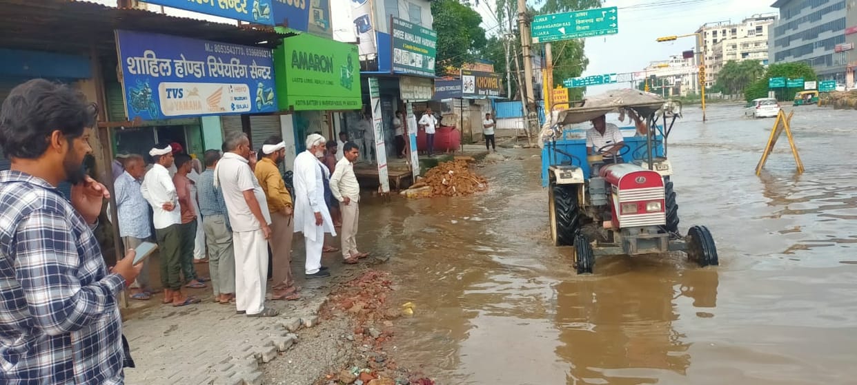Water again released from Bhiwadi to Dharuhera, soil poured on ramp to stop it