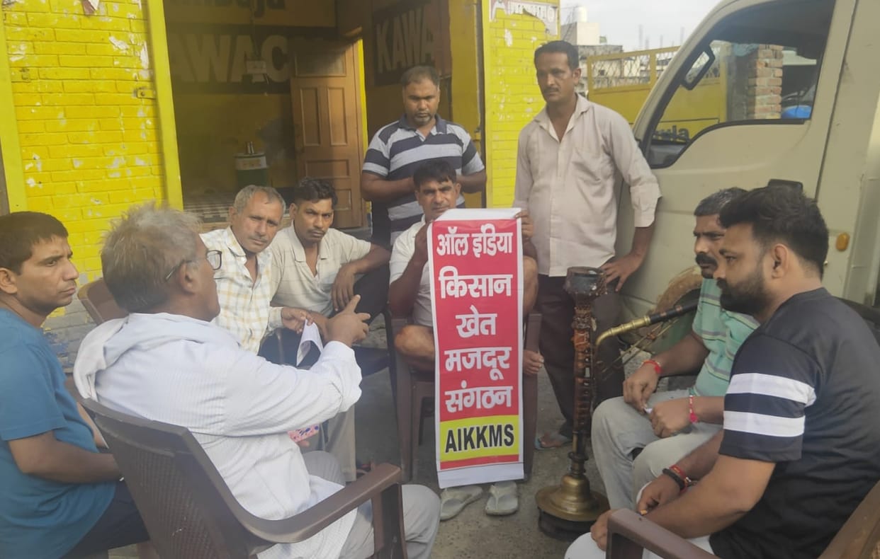 Organization workers invited Mahapanchayat to farmers in Asauda village