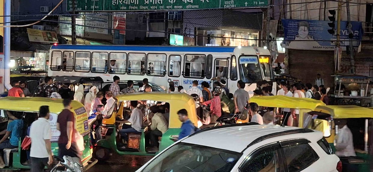 Argument between roadways bus and car driver over turning the vehicle, jam for half an hour