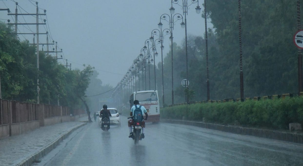 UP Weather News Megh will rain in many districts of up Thunderstorms also alert for thunderstorms