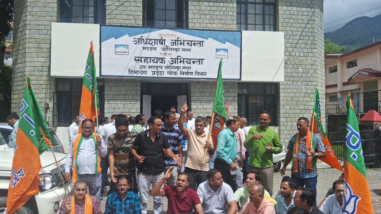 Protest alleging fraud of Rs 9 crore, BJP-Congress supporters face to face