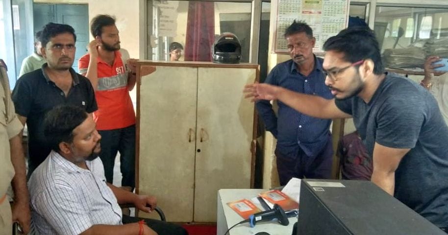 Post office employees stopped people who came to get Aadhaar card made, complaint to SDM