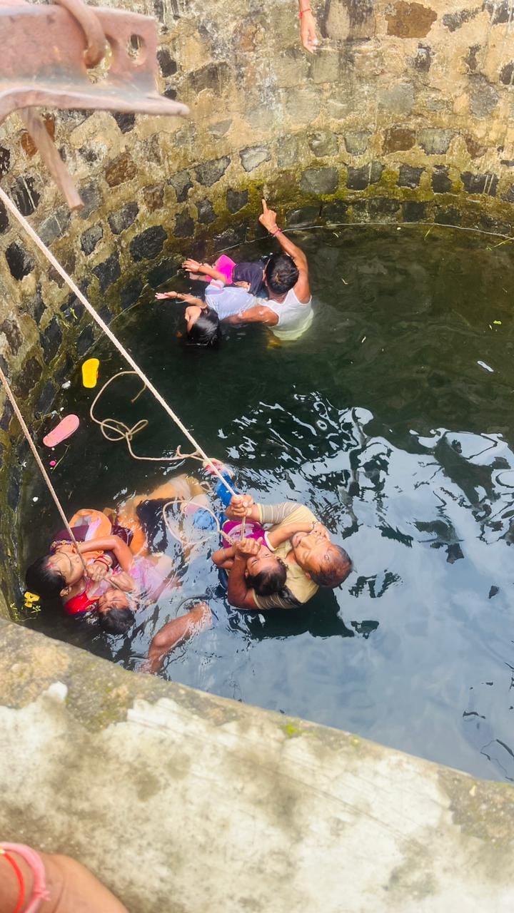 कूए में कूदी महिला