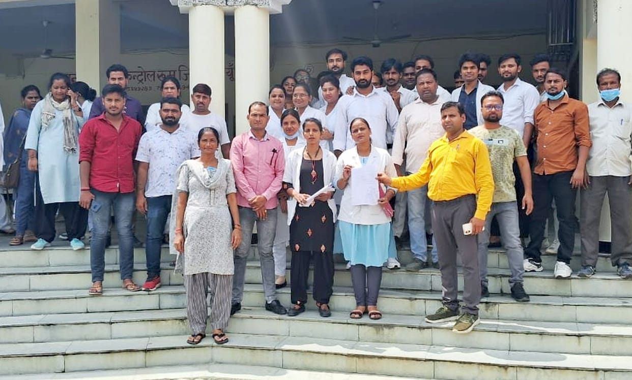 Outsourcing employees of Medical College gave memorandum to DM