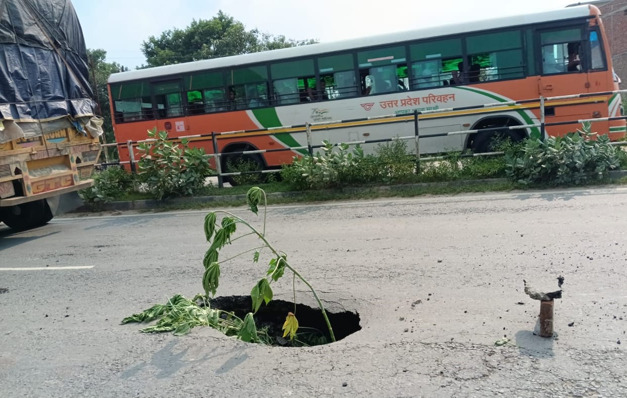 Pothole on the highway near Siura turn in Katra, fear of accident