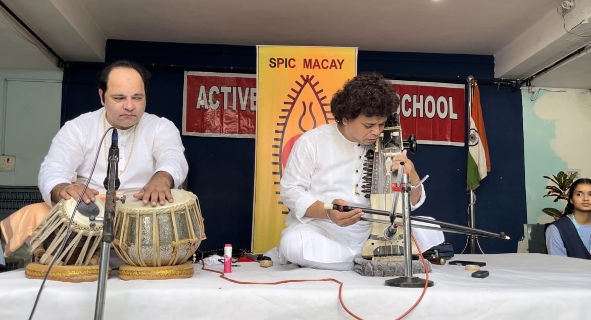 Ujjain Students delighted by Latif Khan sarangi playing sang Udja Kale Kawan and Mangal Bhavan Amangal Hari