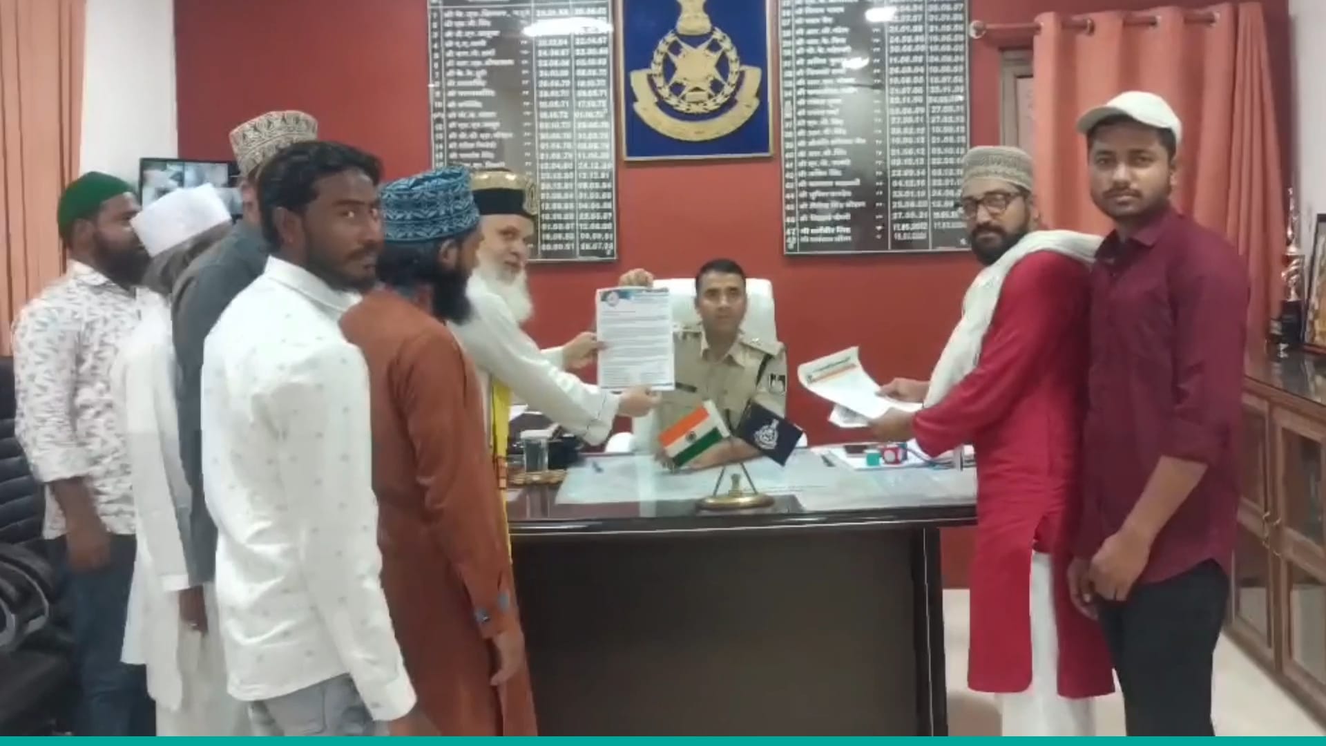 मुस्लिम समाज ने एसपी को सौंपा ज्ञापन।