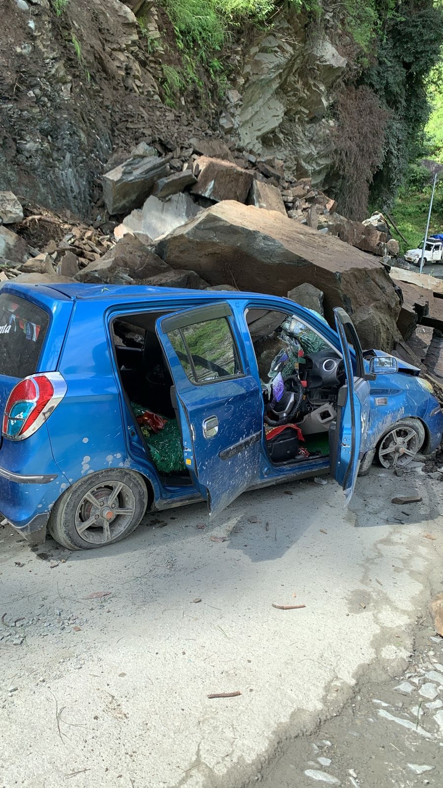 Nogli-Taklech road, landslide near Lada drain, Rampur Bushahr.