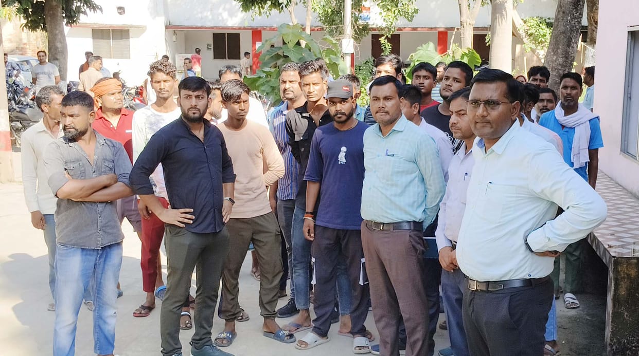 Fight between shopkeeper and municipal workers while confiscating polythene