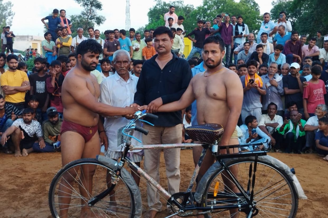 Hasan won wrestling by defeating Rohit of Bareilly