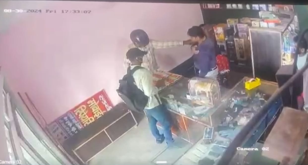 Miscreants looted Rs 25,000 from a shopkeeper at gunpoint