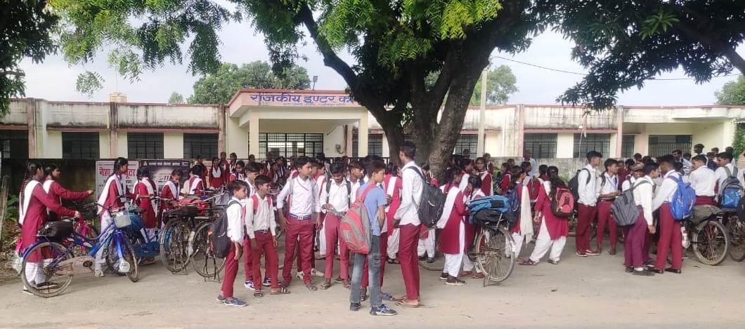 Lock of Inter College opened at 8 o'clock, students kept wandering