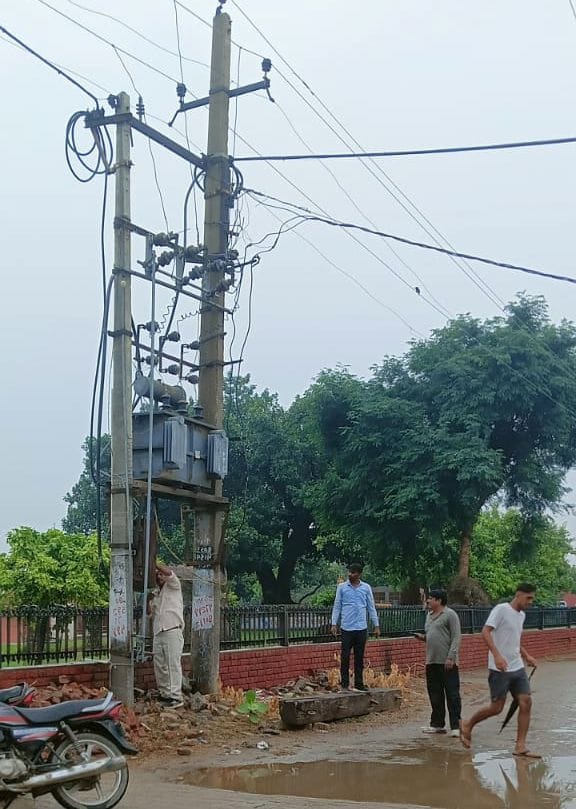 Blast in the cable box of the power house cut off electricity in four sectors