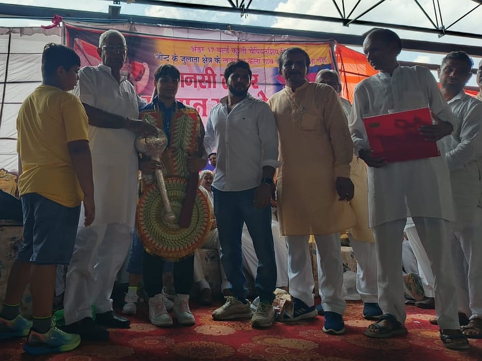 Mansi Lathar who reached Julana was honored by giving her a silver mace