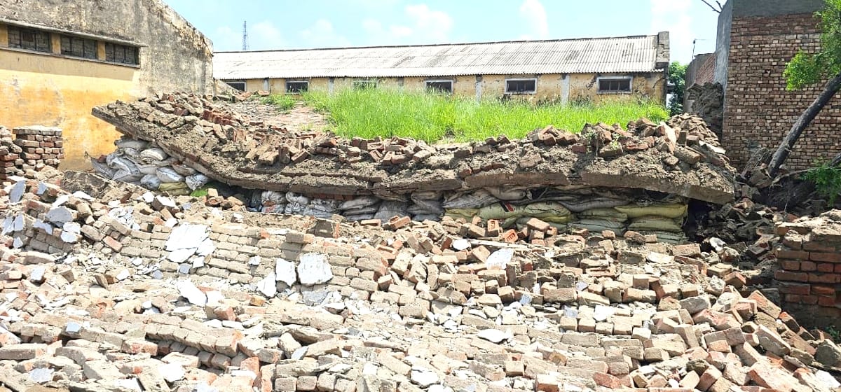 The lintel of Hafed's warehouse collapsed, cracks appeared in the houses
