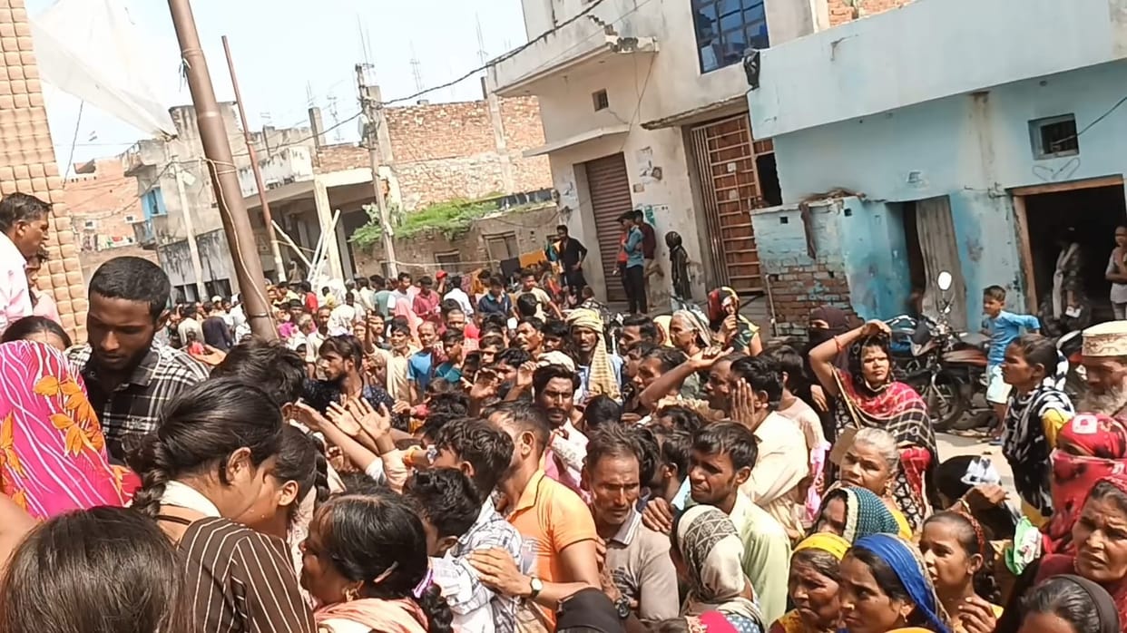 System fails at Aadhaar centres, hundreds are arriving... only a few cards are being made every day