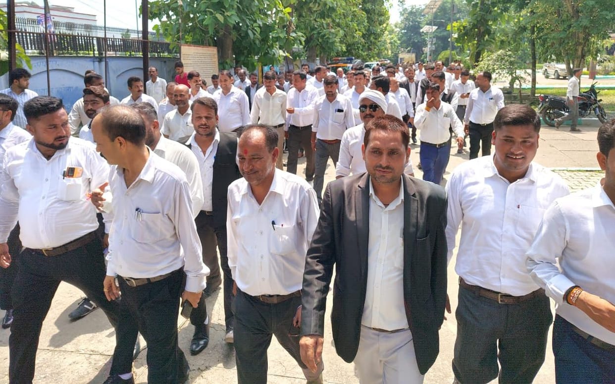 Lawyers expressed anger by protesting in the Collectorate