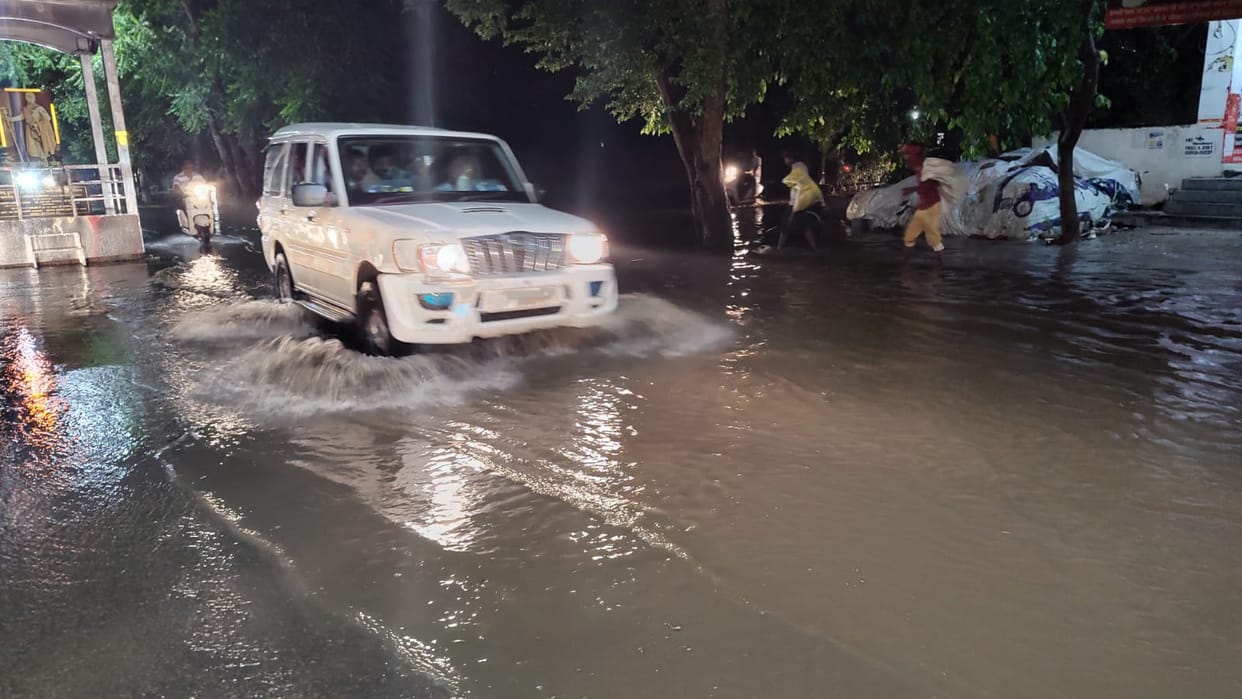 Sunny day, 15 mm rain in the evening, waterlogging in the city