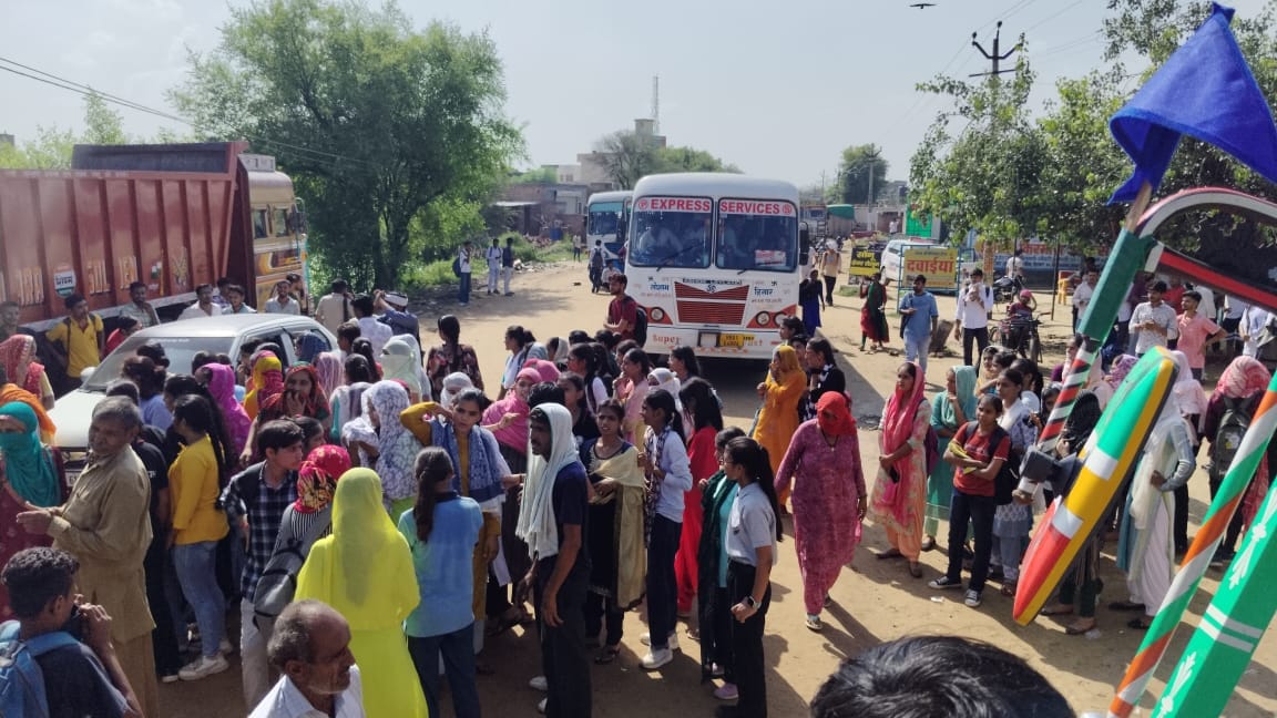 Unable to control the bus, the girl students blocked the buses in Bhojraj