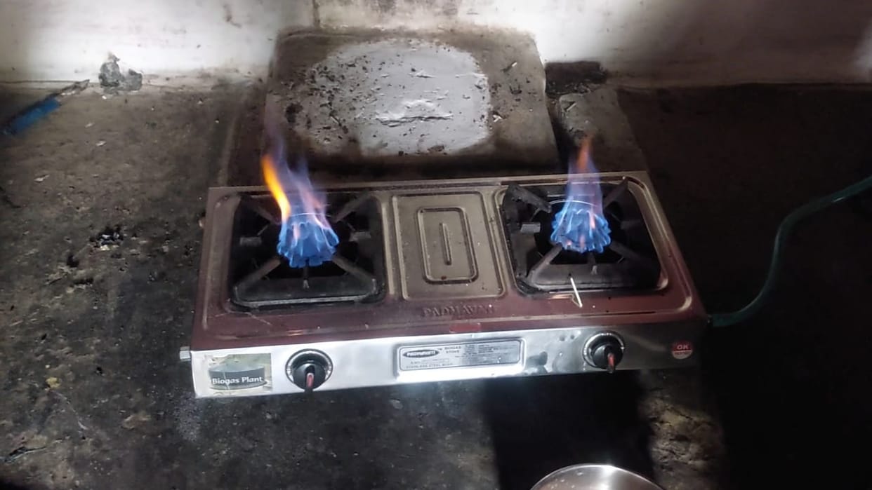 Damoh Farmer built cow dung gas plant after watching video on YouTube