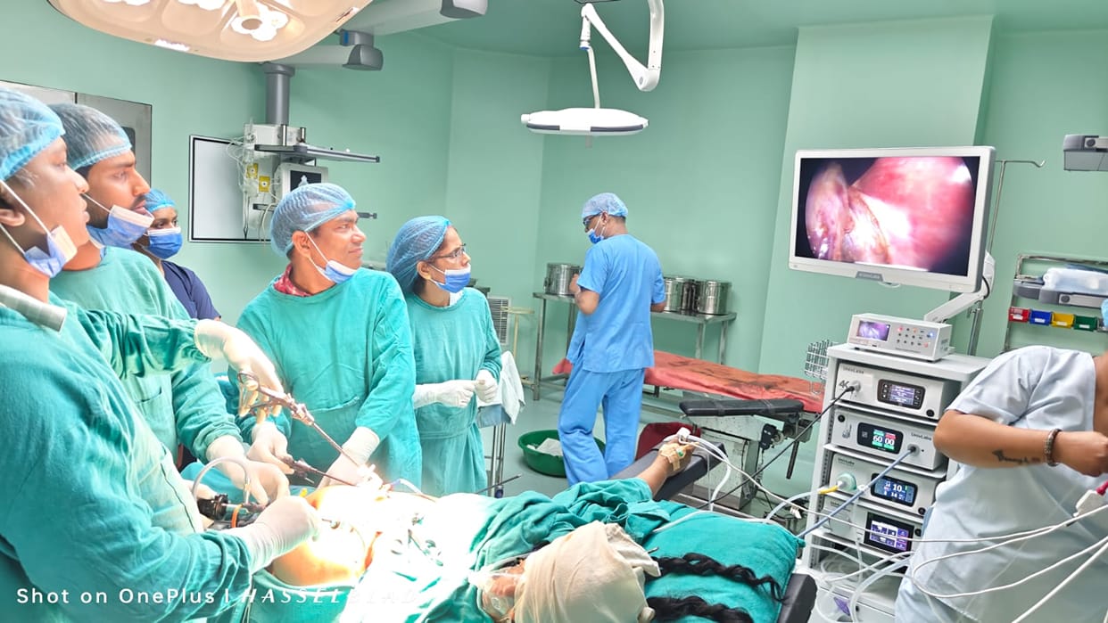 Deoria News: For the first time, stone operation was done through telescopic method in the medical college.