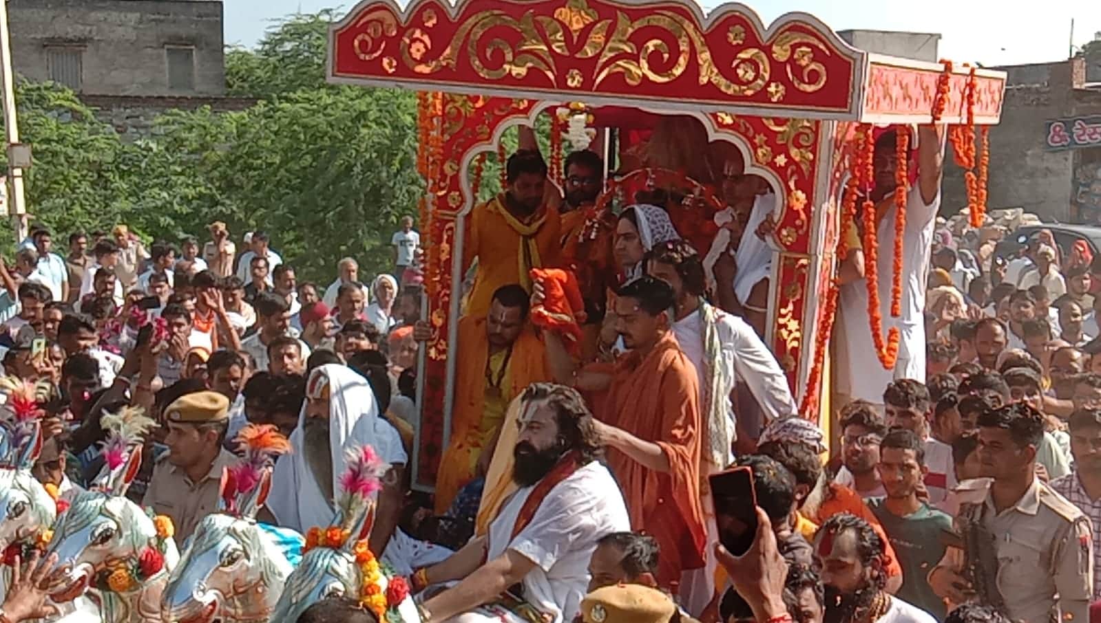 राघवाचार्य महाराज का अंतिम संस्कार आज गांव में निकाली जा रही है बैकुंठ यात्रा