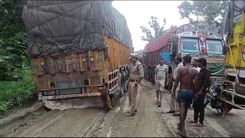 Damoh Jabalpur bad road But due to the truck breaking down, there was a jam since 12 o'clock in the night