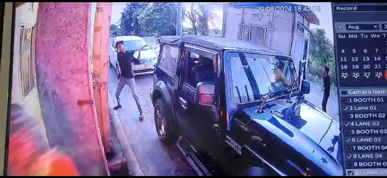 Damoh News: Miscreants vandalized and beat up employees at Sagar Marg toll plaza