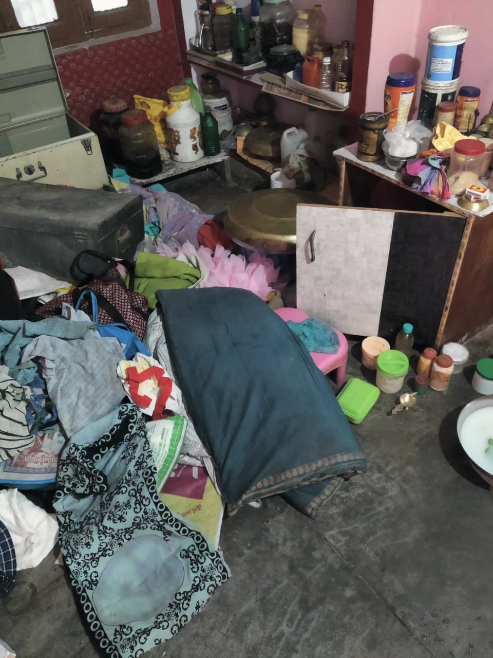 Theft of Rs 10 lakh from three houses