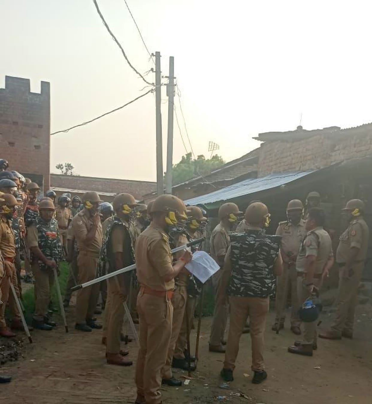 Unruly smugglers opened fire on policemen and escaped