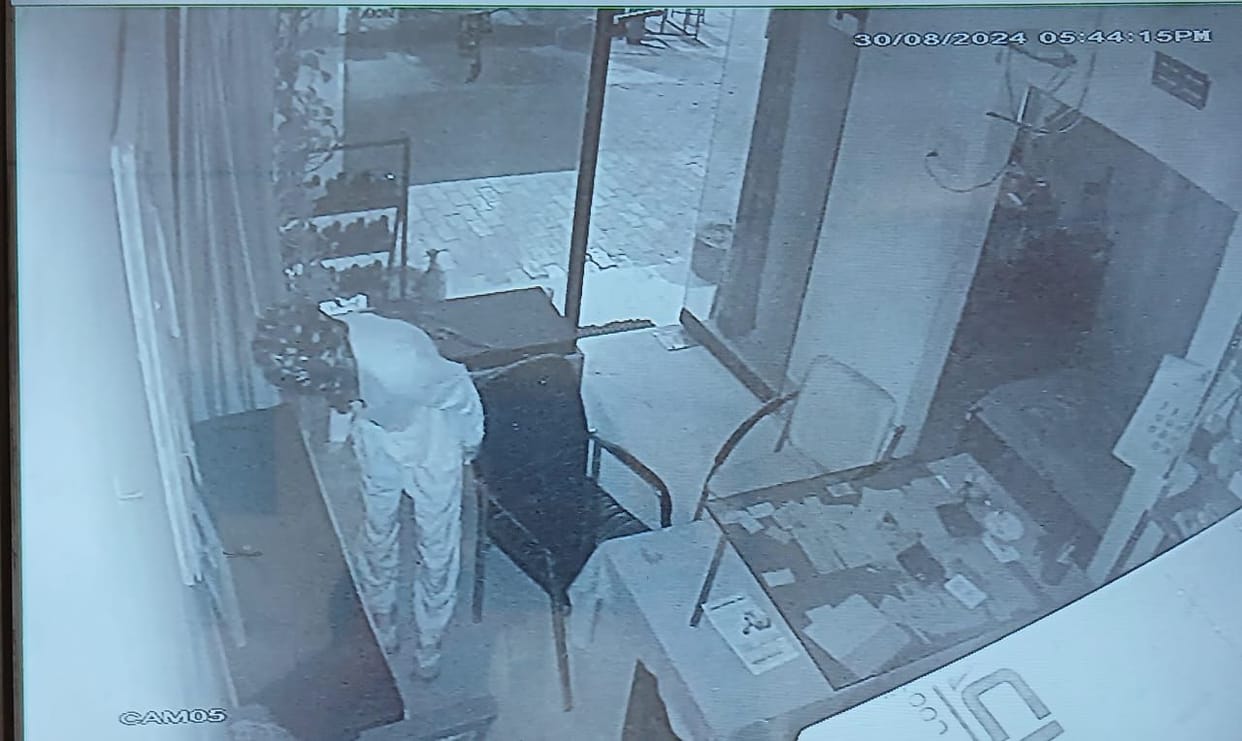 Two and a half lakh rupees stolen by breaking the gates of two petrol pumps