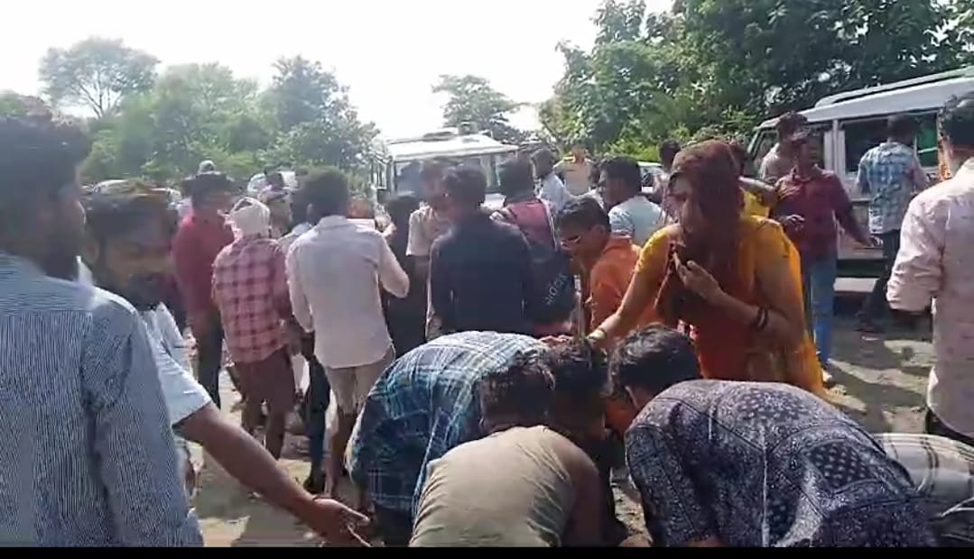 20 passengers injured as bus falls into pit near Sausar