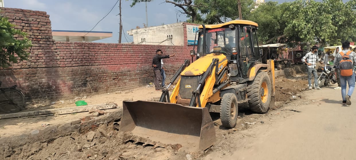 Paver blocks will be installed on the roadside on the highway, the road will be widened from Ambedkar Chowk to Kali Devi Chowk.